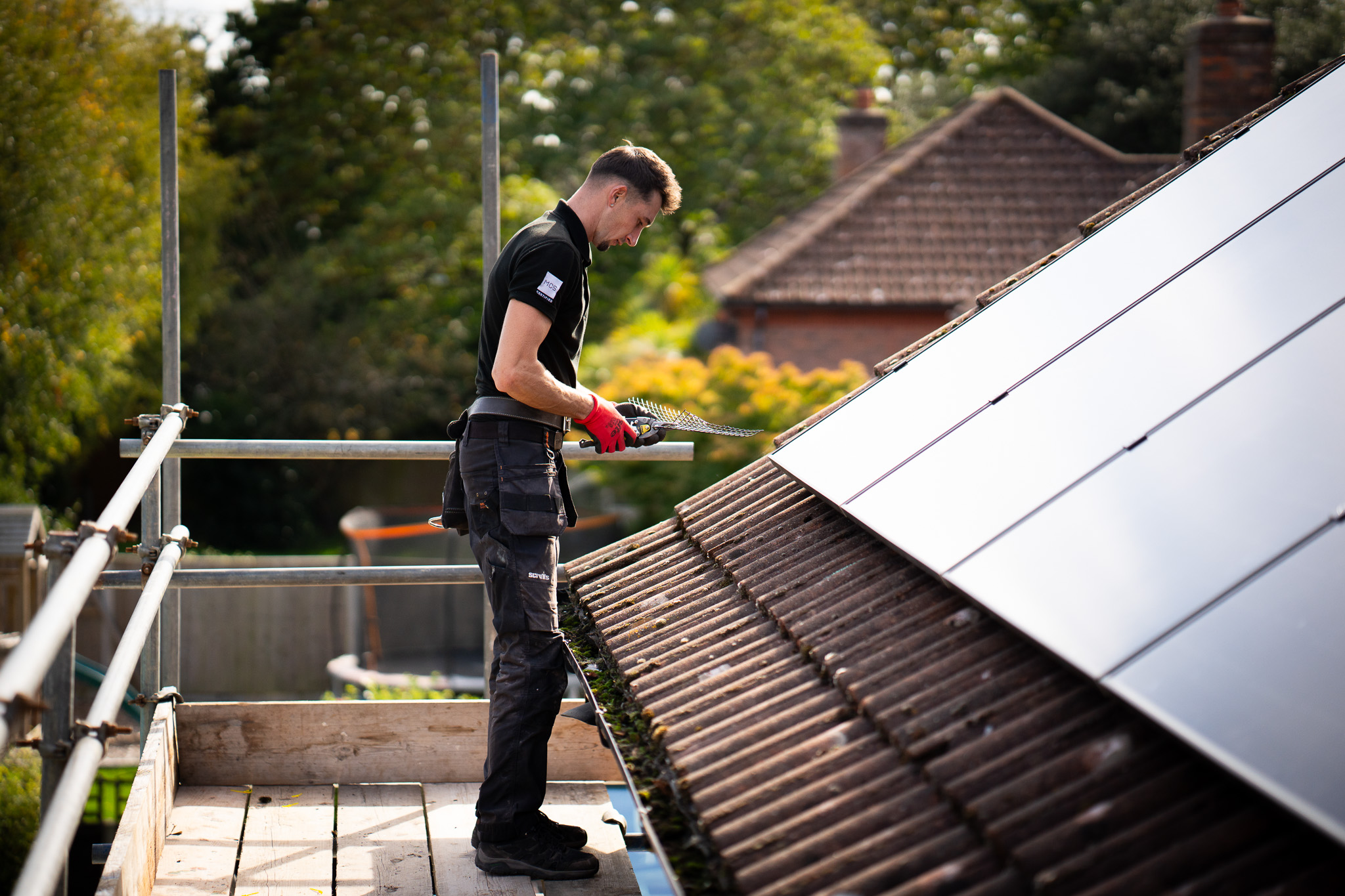 off-grind-solar-man-installing